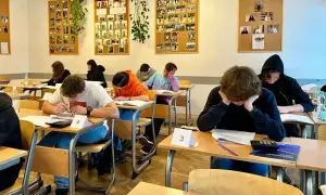 Uczniowie piszą egzamin. W klasach liceum jest wiele etapów nauki, a ten moment to ważny sprawdzian wiedzy.