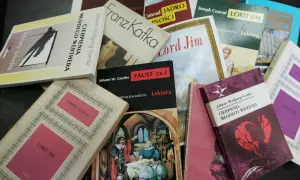 Stos książek z lektury obowiązkowe: "Cierpienia młodego Wertera", "Faust", "Lord Jim", "Jądro ciemności" i "Proces".
