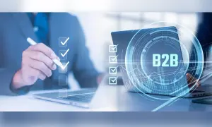 Biznesmen zaznacza zadania na liście kontrolnej, symbolizując nowelizację kodeksu pracy i rozwój B2B.