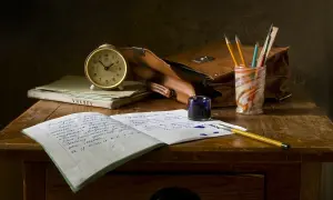 Zestaw do nauki w domu: budzik, zeszyty, pióro, kałamarz i torba. Idealne do **homeschoolingu**.