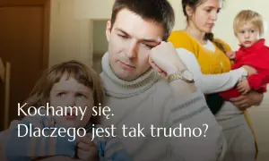 Smutna rodzina patchworkowa: ojciec zamyślony, matka trzyma dziecko, starsza córka patrzy z boku.