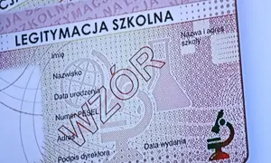 Fragment legitymacja szkolna z polami na dane ucznia i mikroskopem.