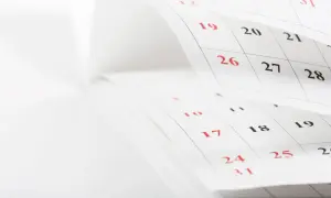Staż pracy zbliża się wielkimi krokami. Kalendarz pokazuje dni do ważnej daty, jak umowa zlecenie.