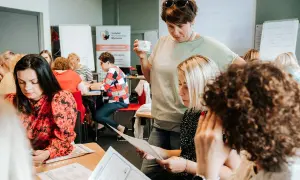 Uczestnicy szkolenia Instytutu Krytycznego Myślenia analizują materiały, pogłębiając swoje umiejętności.