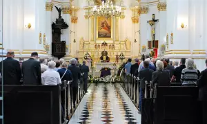 Uroczystość pogrzebowa w kościele. Rodzina i przyjaciele żegnają zmarłego teścia.
