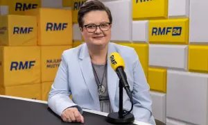 Wiceminister edukacji w studiu RMF FM, gotowa do rozmowy o przyszłości polskiej oświaty.