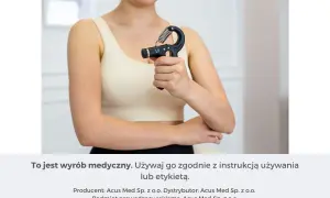Kobieta wykonuje ćwiczenia terapii ręki z użyciem ściskuacza.
