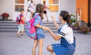 Mama żegna córkę idącą do szkoły. To już obowiązek szkolny 6-latków, czas na naukę i nowe przygody!