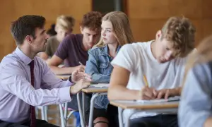 Nauczyciel rozmawia z uczennicą podczas lekcji. Czyżby dyskutowali, jakie lektury były na e8?