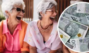 Uśmiechnięte seniorki cieszą się życiem, a obok nich polskie banknoty symbolizujące dobre emerytury dla nauczycieli.