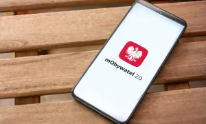 Smartfon z aplikacją mObywatel 2.0, która może służyć jako cyfrowa legitymacja nauczyciela.