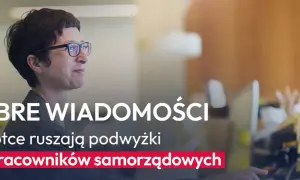 Dobre wiadomości! Wkrótce ruszają podwyżki dla pracowników samorządowych. Kobieta w okularach pracuje przy komputerze.