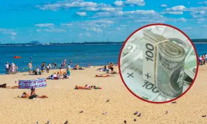 Słoneczna plaża pełna ludzi, a w tle stos banknotów 100 zł. To idealny obraz świadczenia urlopowego.