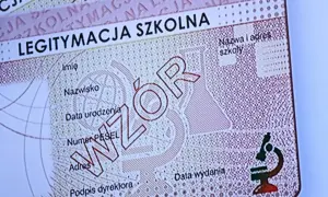 Fragment e-legitymacji szkolnej z napisem "WZÓR". Widoczne pola na dane ucznia i szkoły, a także symbol mikroskopu.