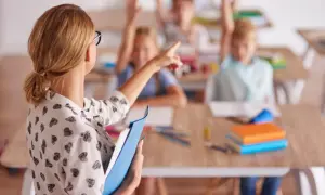 Nauczycielka wskazuje na ucznia, który podniósł rękę. Dzieci chętnie odpowiadają, jakby to był ich urlop uzupełniający.