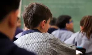 Dzieci słuchają lekcji. Dbałość o zdrowie to ważny element edukacji zdrowotnej, który powinien znaleźć się w każdym programie nauczania.