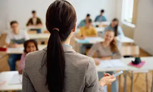 Nauczycielka prowadzi lekcję, a uczniowie słuchają. To idealny dodatek wiejski dla nauczycieli, którzy chcą uczyć w inspirującym otoczeniu.