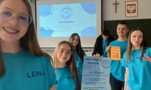 Uczniowie prezentują projekt "Zwolnieni z dojazdu", wyjaśniając, co to internat i jak wygląda życie w takich placówkach.