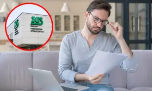 Mężczyzna z okularami analizuje dokumenty, obok laptop. W tle budynek ZUS, symbolizujący formalności związane ze stażem zawodowym.