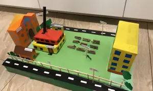 Model miasta z budynkami, tartakiem i stertami drewna. Może posłużyć jako inspiracja do wypracowań o chłopcach z Placu Broni dla klasy 5.