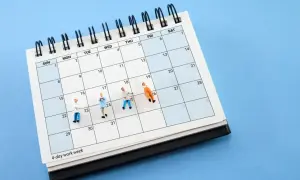 Figurki ludzi na kalendarzu z napisem "4-day work week". Czy to zapowiedź zmian w aktualnym rozporządzeniu w sprawie awansu zawodowego nauczycieli?