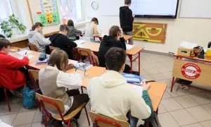 Uczniowie na lekcji matematyki, przygotowujący się do przyszłych wyzwań w biznesie i zarządzaniu.