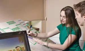 Młodzi ludzie pracują nad projektem, przyszli technik architektury krajobrazu analizuje plany.