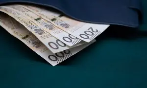 Pieniądze w portfelu, symbolizujące nagrodę jubileuszową nauczycieli. Widać banknoty po 200 złotych.