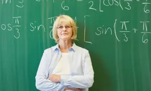 Nauczycielka matematyki przed tablicą z równaniami. Czyżby szykowała się nowelizacja Karty Nauczyciela?