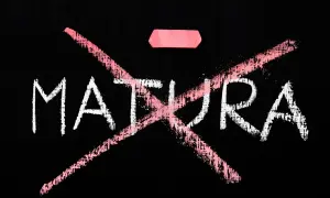 Napis "MATURA" przekreślony różową kredą, jakby na poprawki matur. Obok leży gumka.