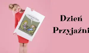 Kobieta w czerwonej sukience trzyma plakat z rysunkiem dwóch kobiet i kotów. Napis "Dzień Przyjaźni" podkreśla okazję.