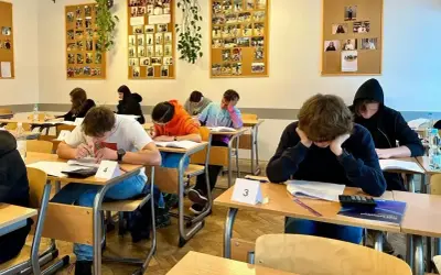 Uczniowie piszą egzamin. W klasach liceum jest wiele etapów nauki, a ten moment to ważny sprawdzian wiedzy.