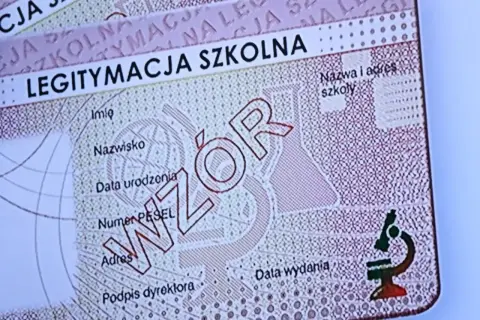 Fragment legitymacji szkolnej z polem "WZÓR". Informacje o tym, ile trwa wyrobienie legitymacji szkolnej, są kluczowe dla uczniów.