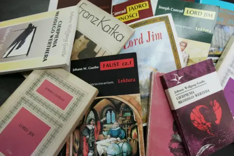 Stos książek z lektury obowiązkowe: "Cierpienia młodego Wertera", "Faust", "Lord Jim", "Jądro ciemności" i "Proces".