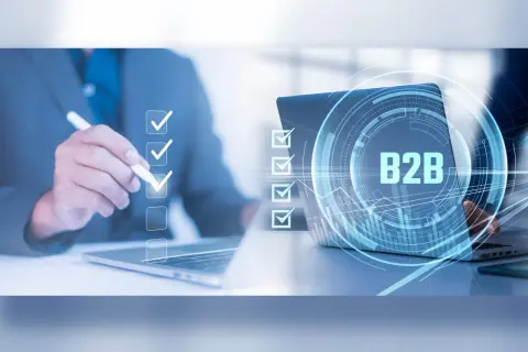Biznesmen zaznacza zadania na liście kontrolnej, symbolizując nowelizację kodeksu pracy i rozwój B2B.