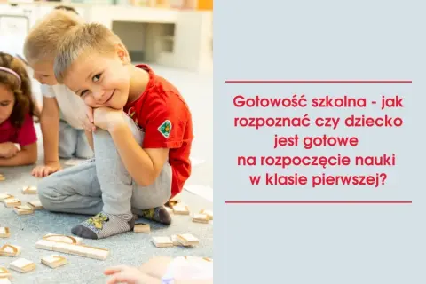 Uśmiechnięty chłopiec w czerwonej koszulce, otoczony klockami, symbolizuje gotowość szkolną.