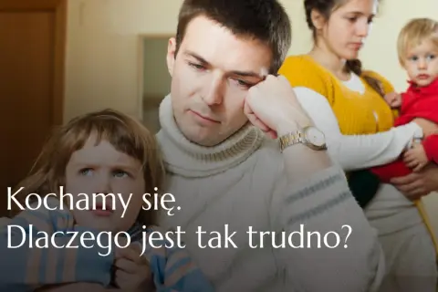 Smutna rodzina patchworkowa: ojciec zamyślony, matka trzyma dziecko, starsza córka patrzy z boku.