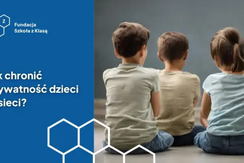 Trójka dzieci siedzi tyłem do widza. Grafika porusza temat sharentingu i ochrony prywatności w sieci.
