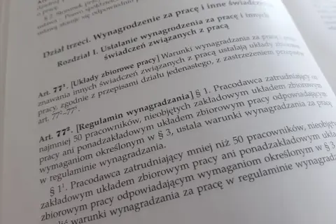 Tekst prawny omawiający ustalanie wynagrodzenia za pracę i inne świadczenia. Zawiera artykuły dotyczące układów zbiorowych pracy oraz regulamin wynagradzania.