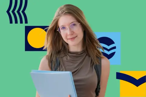 Uśmiechnięta dziewczyna z zeszytem, przygotowująca się do egzaminów. Czy w technikum jest matura? Tak, to ważny etap edukacji.
