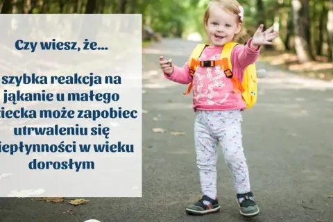 Uśmiechnięta dziewczynka z plecakiem. Szybka reakcja na jąkanie u dziecka może zapobiec utrwaleniu się niepłynności w wieku dorosłym.