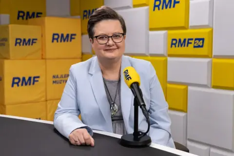 Wiceminister edukacji w studiu RMF FM, gotowa do rozmowy o przyszłości polskiej oświaty.