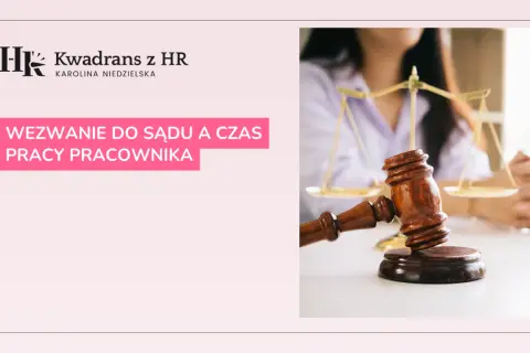 Wezwanie do sądu a praca. Młotek sędziowski i waga sprawiedliwości.
