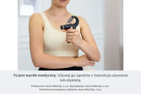 Kobieta wykonuje ćwiczenia terapii ręki z użyciem ściskuacza.