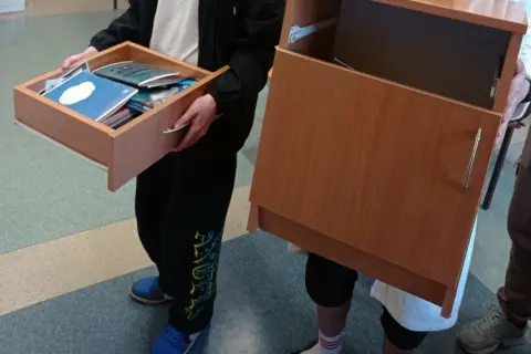 Dzień bez plecaka w szkole. Uczniowie niosą swoje rzeczy w szufladach i szafkach zamiast w plecakach.