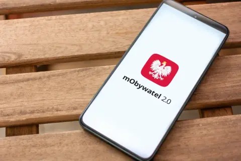Smartfon z aplikacją mObywatel 2.0, która może służyć jako cyfrowa legitymacja nauczyciela.