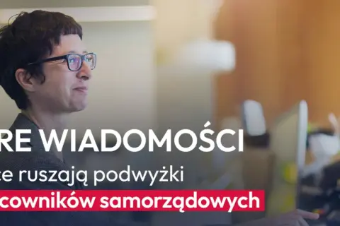 Dobre wiadomości! Wkrótce ruszają podwyżki dla pracowników samorządowych. Kobieta w okularach pracuje przy komputerze.
