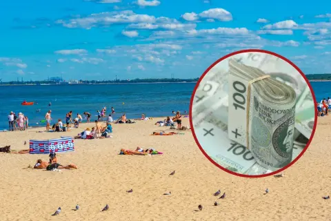 Słoneczna plaża pełna ludzi, a w tle stos banknotów 100 zł. To idealny obraz świadczenia urlopowego.
