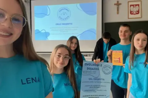 Uczniowie prezentują projekt "Zwolnieni z dojazdu", wyjaśniając, co to internat i jak wygląda życie w takich placówkach.