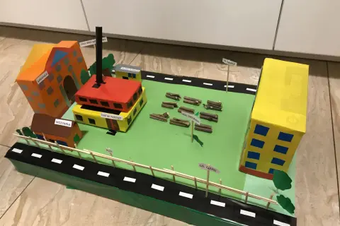 Model miasta z budynkami, tartakiem i stertami drewna. Może posłużyć jako inspiracja do wypracowań o chłopcach z Placu Broni dla klasy 5.